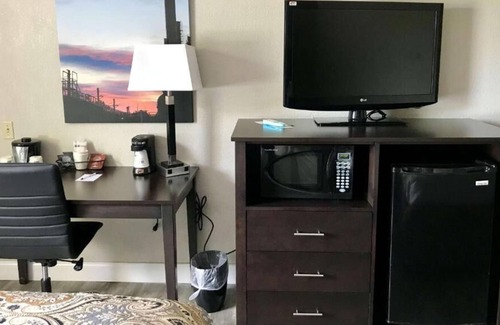 Bethlehem House | Comfort and Convenience! Onsite Pool, Free Breakfast, Parking!