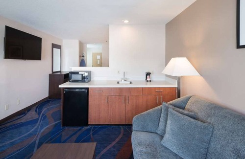 Tri-Cities House | Comfort and Convenience! 2 Great Units! Close to Southridge Sports Complex!