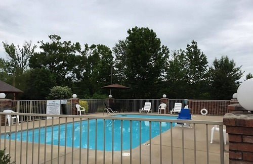 Cabot House | Comfort and Convenience! 2 Pet-friendly Units, Free Breakfast & Parking, Pool