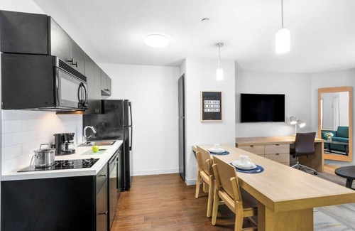East Congress Hotel | Comfort and Convenience! 2 Comfortable Units, Near Congress Avenue Bridge