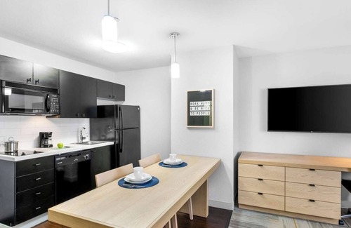 East Congress Hotel | Comfort and Convenience! 2 Comfortable Units, Near Congress Avenue Bridge