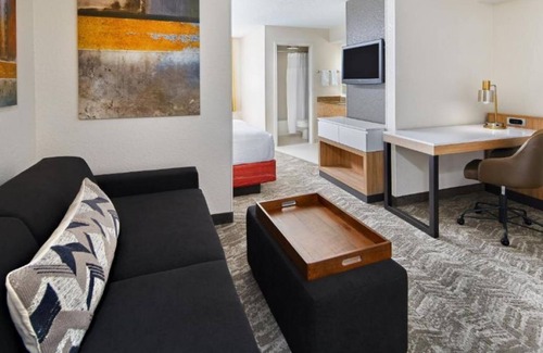 Southeast Houston House | Comfort and Convenience! On-site Pool, Parking, Close to TDECU Stadium!
