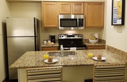 White Station House | Comfort and Convenience! Outdoor Pool, Parking, Pets Allowed, Near Memphis Zoo!