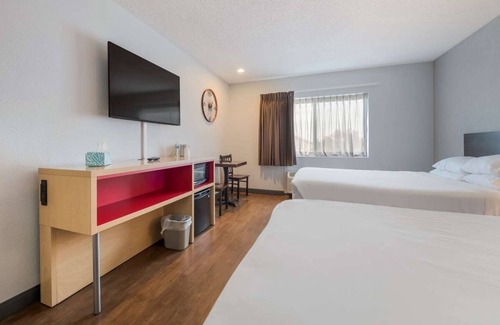 Ontario Hotel | Comfort and Convenience! Pet-friendly, Free Parking and Breakfast, Indoor Pool