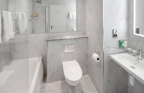City Centre Dublin Hotel | Comfort and Relaxation! Three Modern Units, Minutes' to Irish Whiskey Museum!