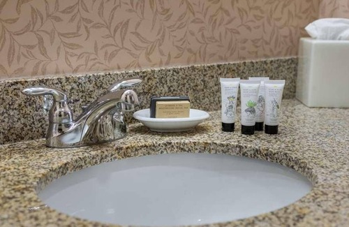 Tri-Cities House | Comfort and Relaxation! Contemporary Unit Close to Columbia Center Mall, w/ Pool