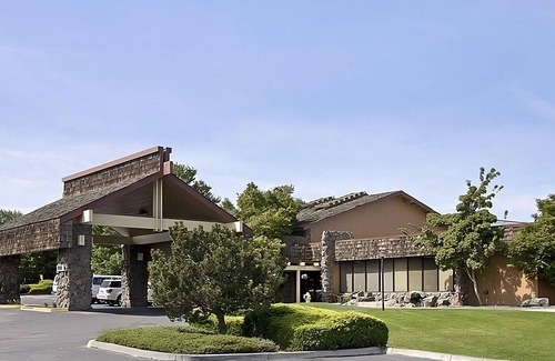Tri-Cities Hotel | Comfort and Relaxation! 2 Family-friendly Units! Outdoor Pool and Free Parking