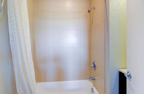 Dilley House | Comfort and Relaxation! 2 Relaxing Units, Free Parking and Breakfast!