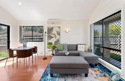 Ingleburn House | Comfort and Style 2-Bed Townhouse in Ingleburn