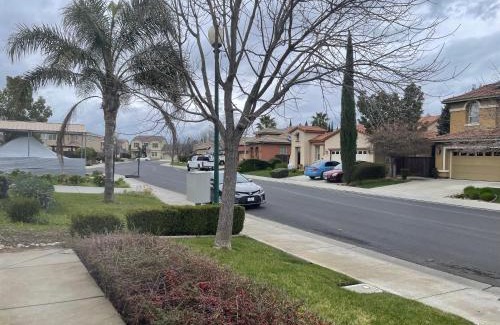Vacaville House | Comfort and Style Full bed