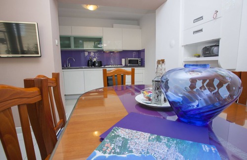 Vrpolje Apartment | Comfort Apartment with Terrace (5 - 6 Adults)