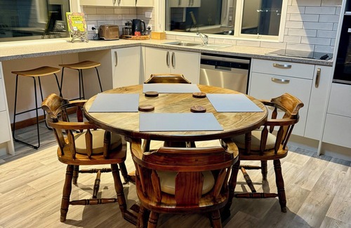 Invercargill City Centre House | Comfort at Stag Lodge Just Mins Walk to Queens Park & Down Town Invercargill