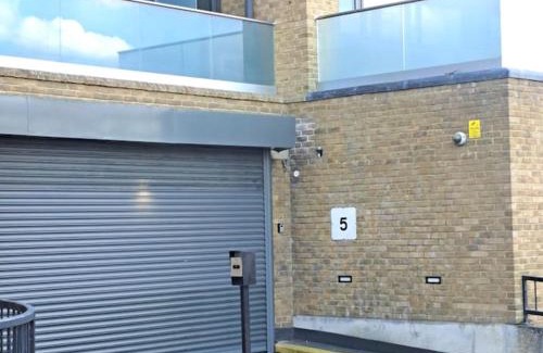Bracknell Apartment | Comfort - Away - From - Home