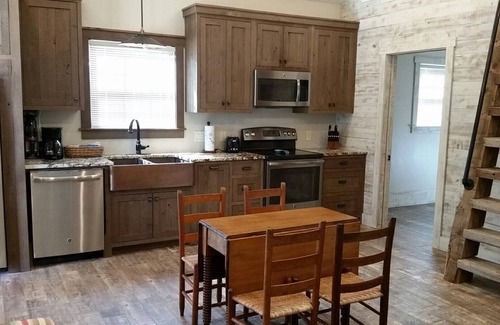 Comfort Cabin | Comfort Cabaña-Texas Hill Country secluded cottage on 10 acres