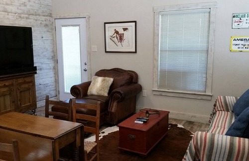 Comfort Cabin | Comfort Cabaña-Texas Hill Country secluded cottage on 10 acres