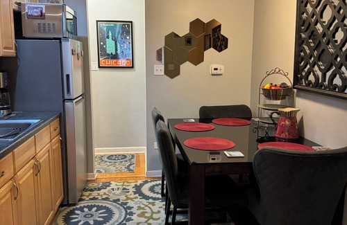 Jefferson Park Apartment | Comfort/Clean! Free Parking 15 min ORD/Downtown2