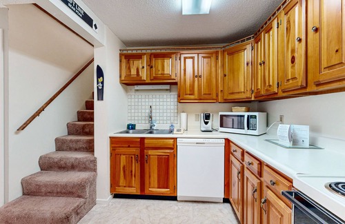 Bartlett Condo | Comfort, convenience & amenities: close to skiing, hiking & shopping