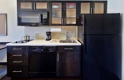 Horsham House | Comfort & Convenience! Free Parking, Pets Allowed, Minutes to Fair Oaks Park