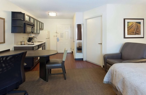 Horsham House | Comfort & Convenience! Free Parking, Pets Allowed, Minutes to Fair Oaks Park