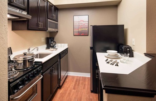 Renton Hotel | Comfort & Convenience! Free Shuttle, Full Kitchen, Seasonal Outdoor Pool!