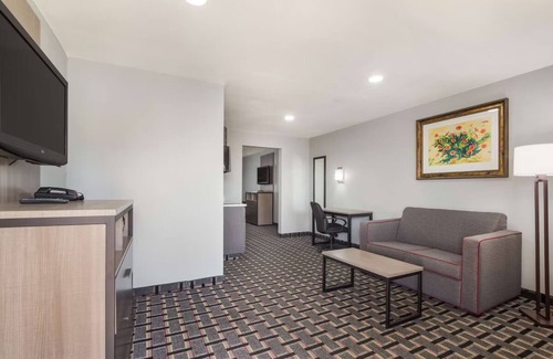 Salem Hotel | Comfort & Convenience in Knights Inn & Suites Salem! Free Parking, Pets Allowed