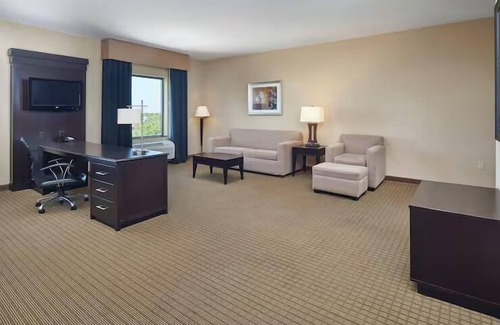 Decatur Hotel | Comfort & Convenience: Your Decatur Gateway with Free Breakfast & Pool