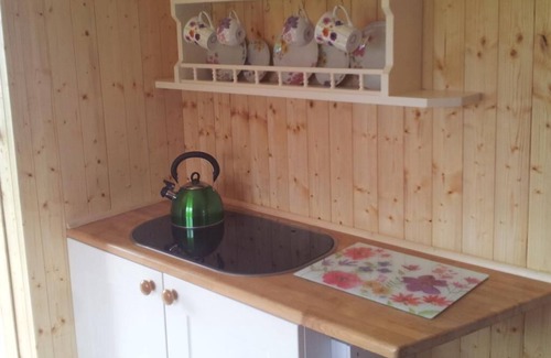 Severn Stoke Apartment | Comfort Double Shared Bathroom with Park View