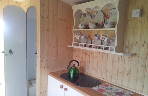 Severn Stoke Apartment | Comfort Double Shared Bathroom with Park View