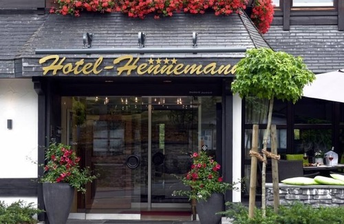Niederlandenbeck Apartment | Comfort double room with living area in the bay window approx. 45sqm