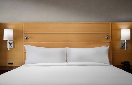 South Redondo Hotel | Comfort & Ease! Near Cabrillo Aquarium, Pet-Friendly, Outdoor Swimming Pool!
