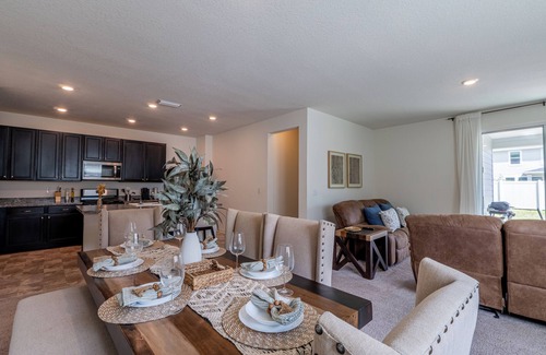 St. Johns House | Comfort Family Home - Tesla Charger, 4 BR, BBQ and Spacious Patio