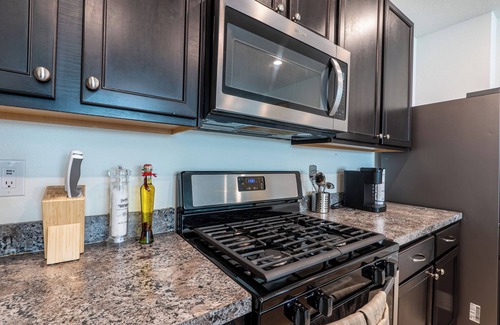 St. Johns House | Comfort Family Home - Tesla Charger, 4 BR, BBQ and Spacious Patio