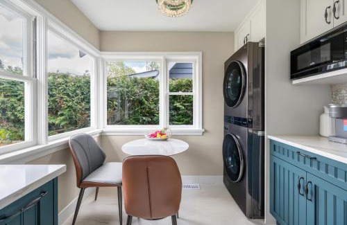 Dunbar House | Comfort House in Kerrisdale, Private and Shared Rooms