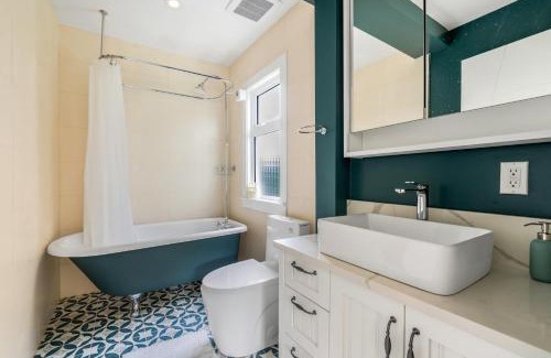 Dunbar House | Comfort House in Kerrisdale Private and Shared Rooms