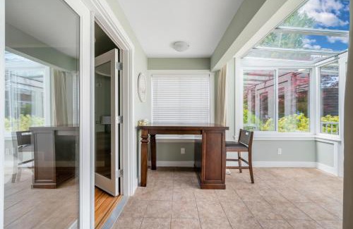 Dunbar House | Comfort House in Kerrisdale Private and Shared Rooms