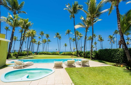 Vilas do Atlantico House | Comfort in front of the Sea, standing in the sand.