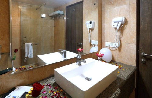 Ranjit Avenue Hotel | Comfort Inn Alstonia