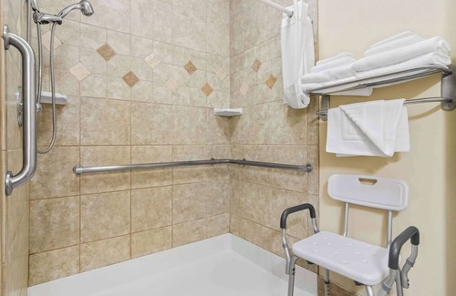 Eagle Creek Hotel | Comfort Inn Hebron-Lowell Area