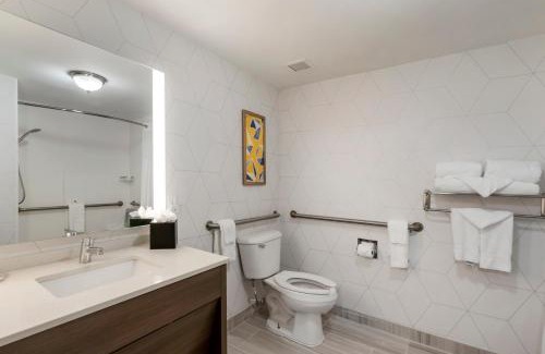 Coliseum Central Hotel | Comfort Inn & Suites Hampton near Coliseum