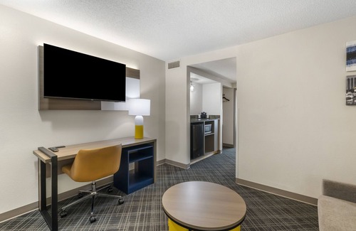 Coliseum Central Hotel | Comfort Inn & Suites Hampton near Coliseum