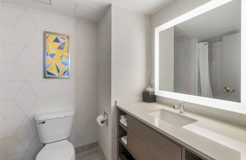 Coliseum Central Hotel | Comfort Inn & Suites Hampton near Coliseum