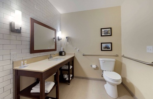 Harrah Hotel | Comfort Inn & Suites Harrah