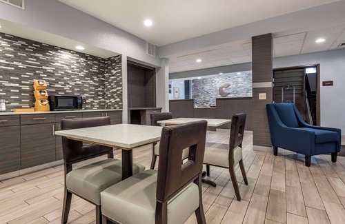 Bayberry Hotel | Comfort Inn & Suites Liverpool - Syracuse