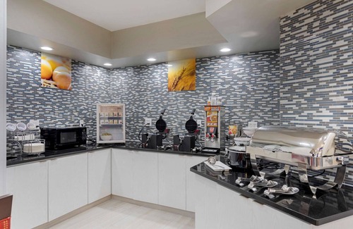 Ellendale Hotel | Comfort Inn & Suites Memphis East