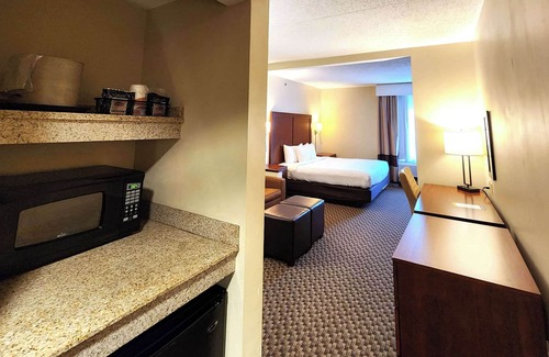 Pocono Summit Hotel | Comfort Inn & Suites Near Pocono Mountains
