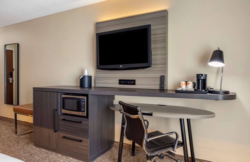 Dallas Hotel | Comfort Inn & Suites North Dallas - Addison