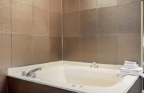 Greenfield Hotel | Comfort Inn & Suites North Greenfield