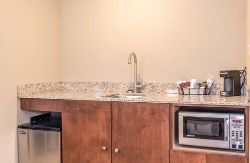 Piqua Hotel | Comfort Inn & Suites Piqua-Near Troy-I75