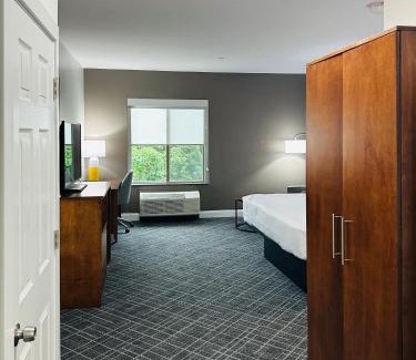 Plainville Hotel | Comfort Inn & Suites Plainville-Foxboro