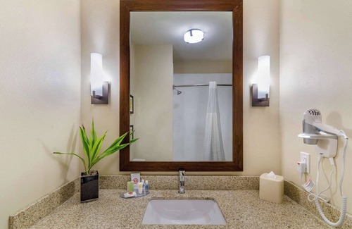 Salina Hotel | Comfort Inn & Suites Salina North